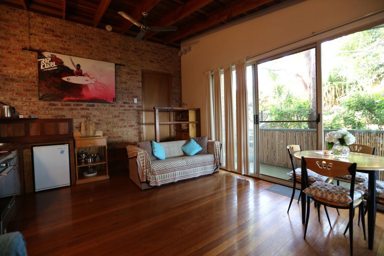 Benji'S By The Sea Apartment Scotts Head Room photo